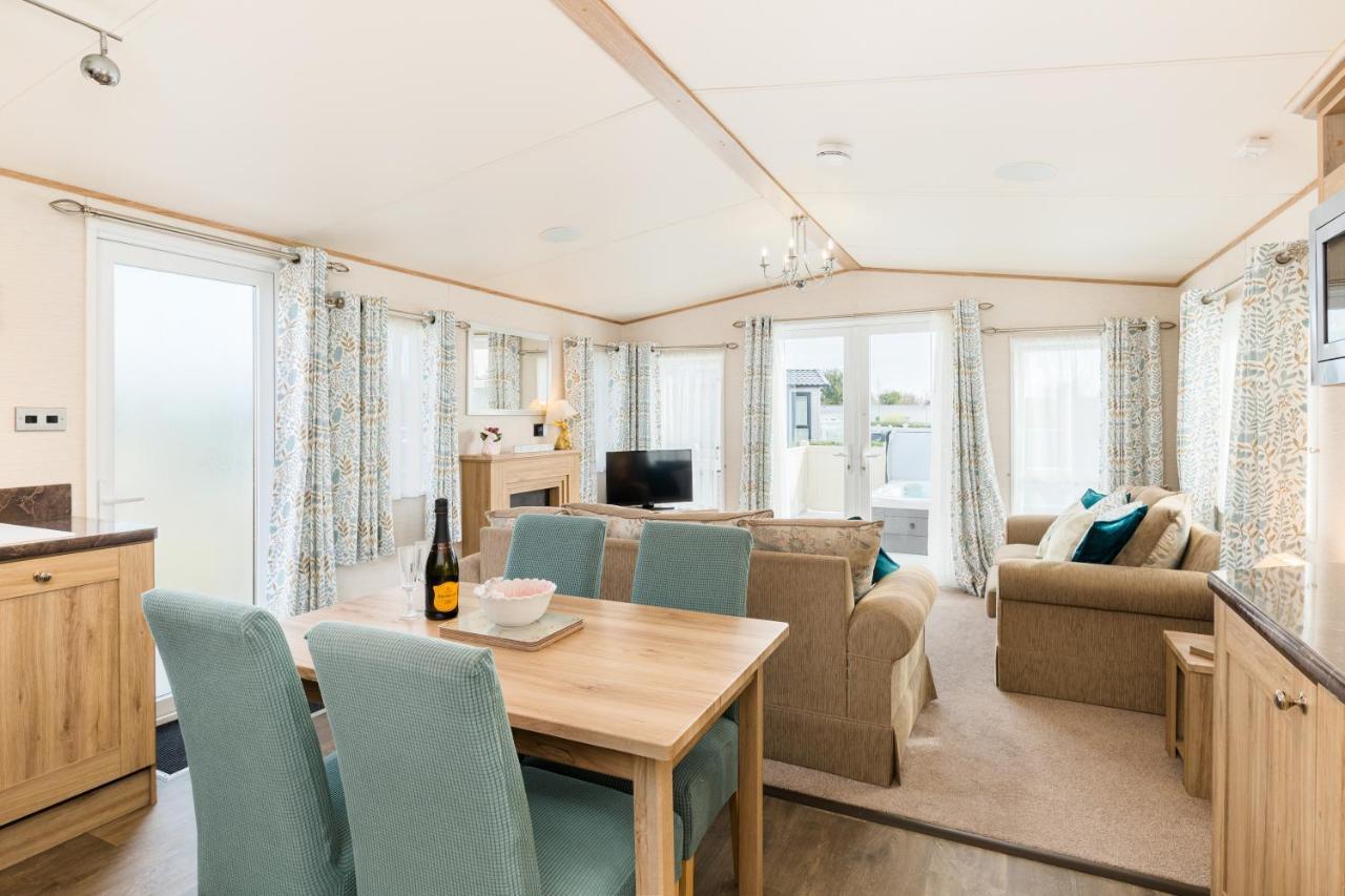 Cottontail Lodge - Hot Tub - Pet Friendly South Cerney Exteriör bild