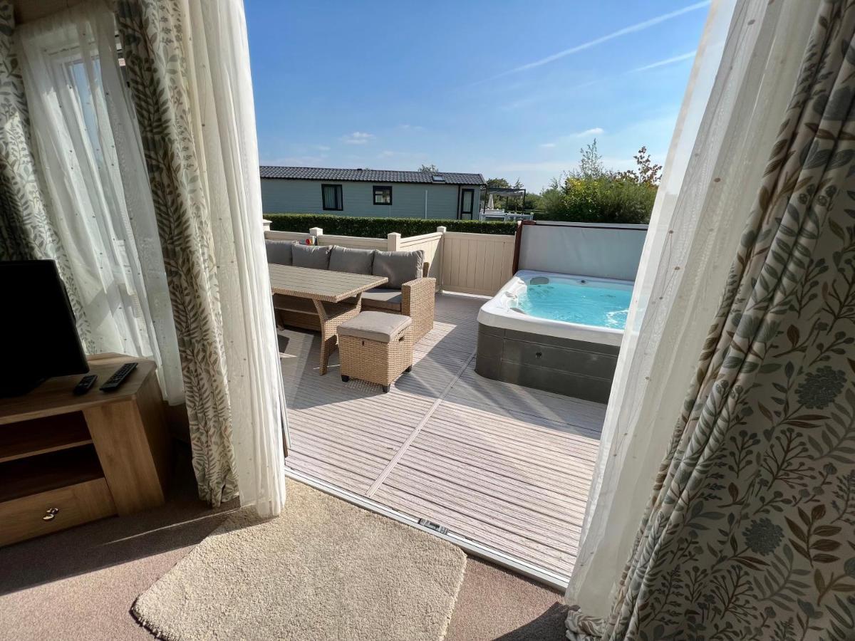 Cottontail Lodge - Hot Tub - Pet Friendly South Cerney Exteriör bild